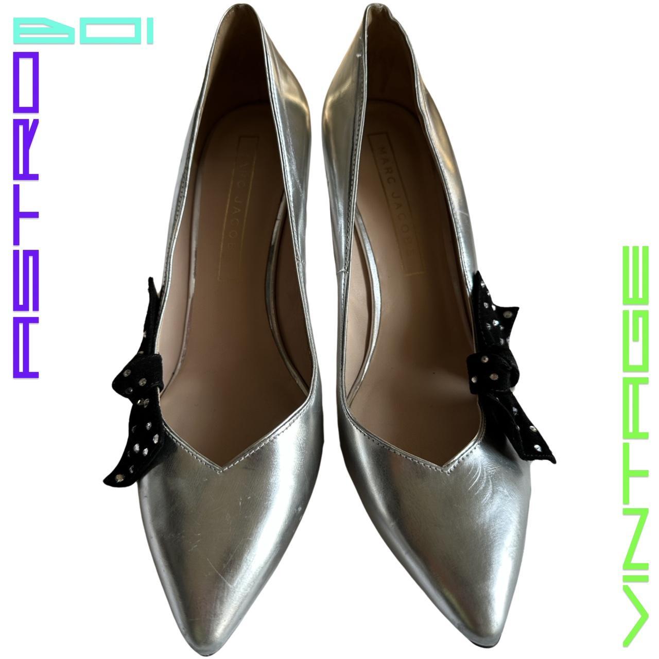 MARC JACOBS SILVER RETRO BOW HEELS_ 39