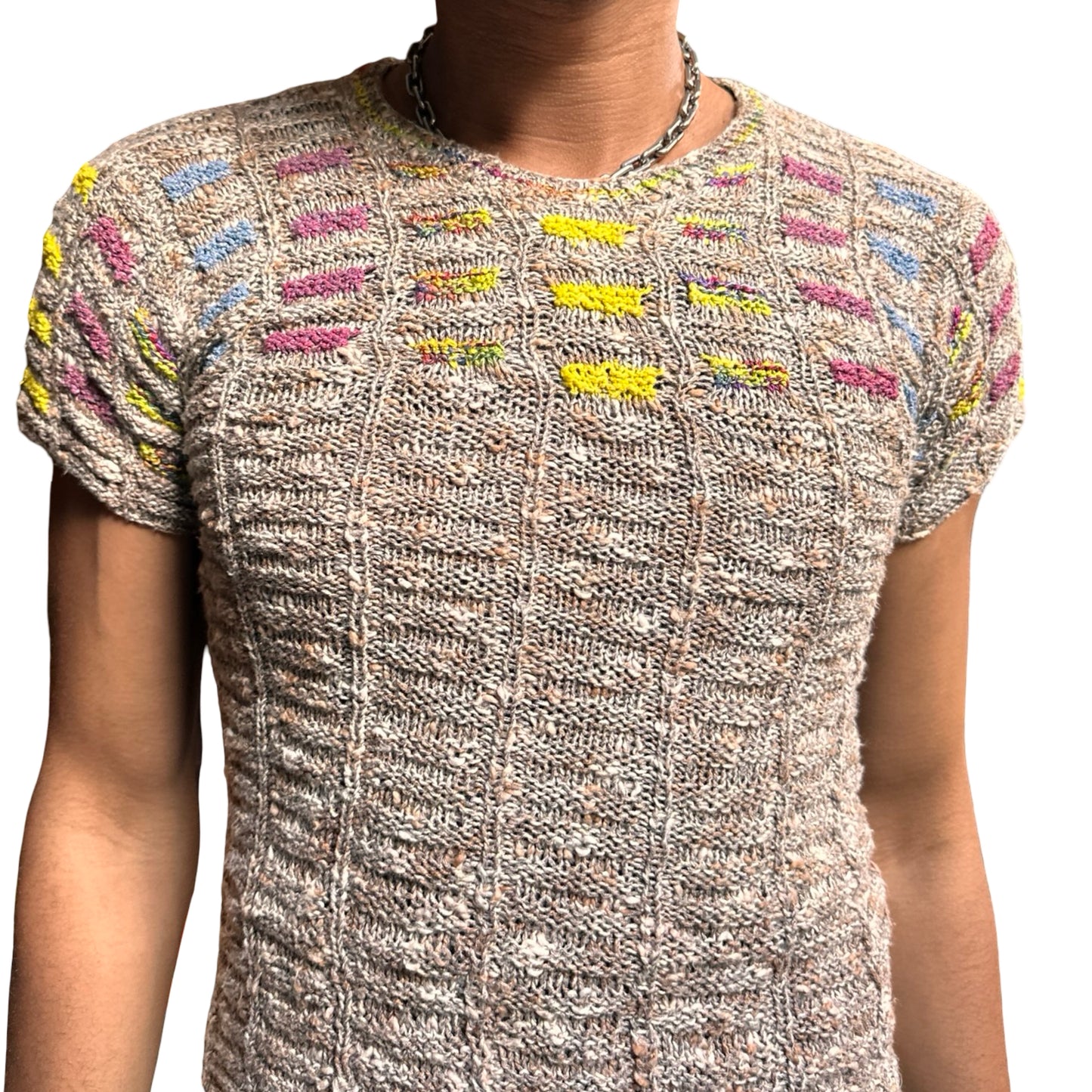 Vintage tan hand-knit speckled multicolored sweater with geometric stitching and wavy hemline, medium size. Close up 